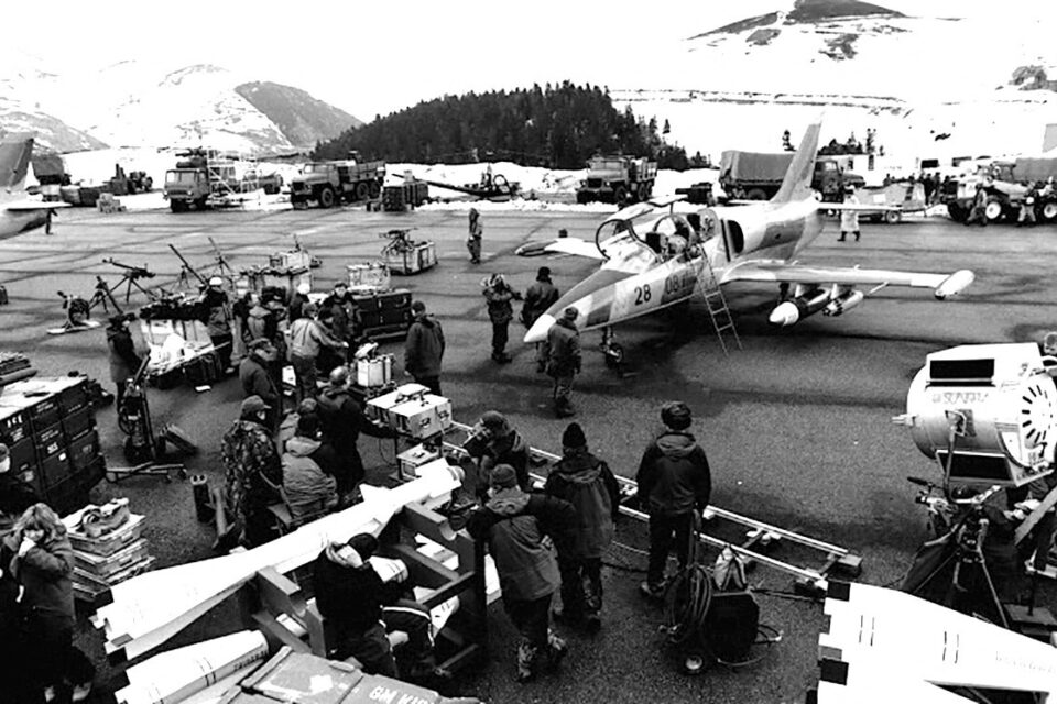 L'avion de chasse sur l'altiport en noir et blanc