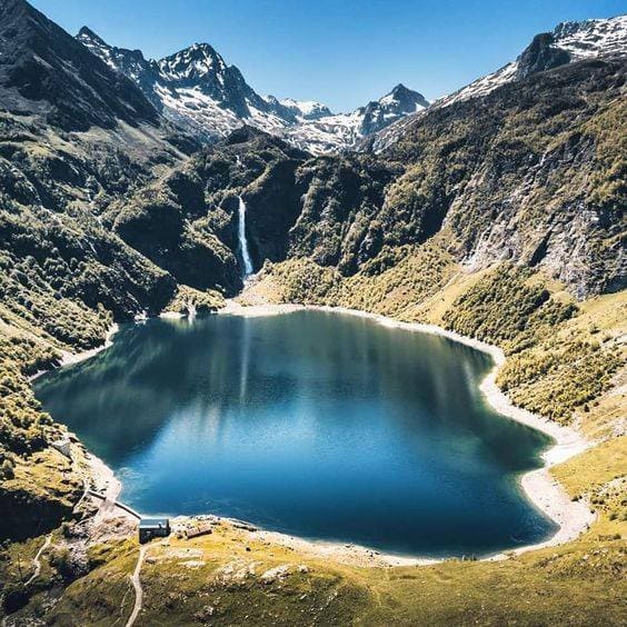 Randonnée et lac de montagne